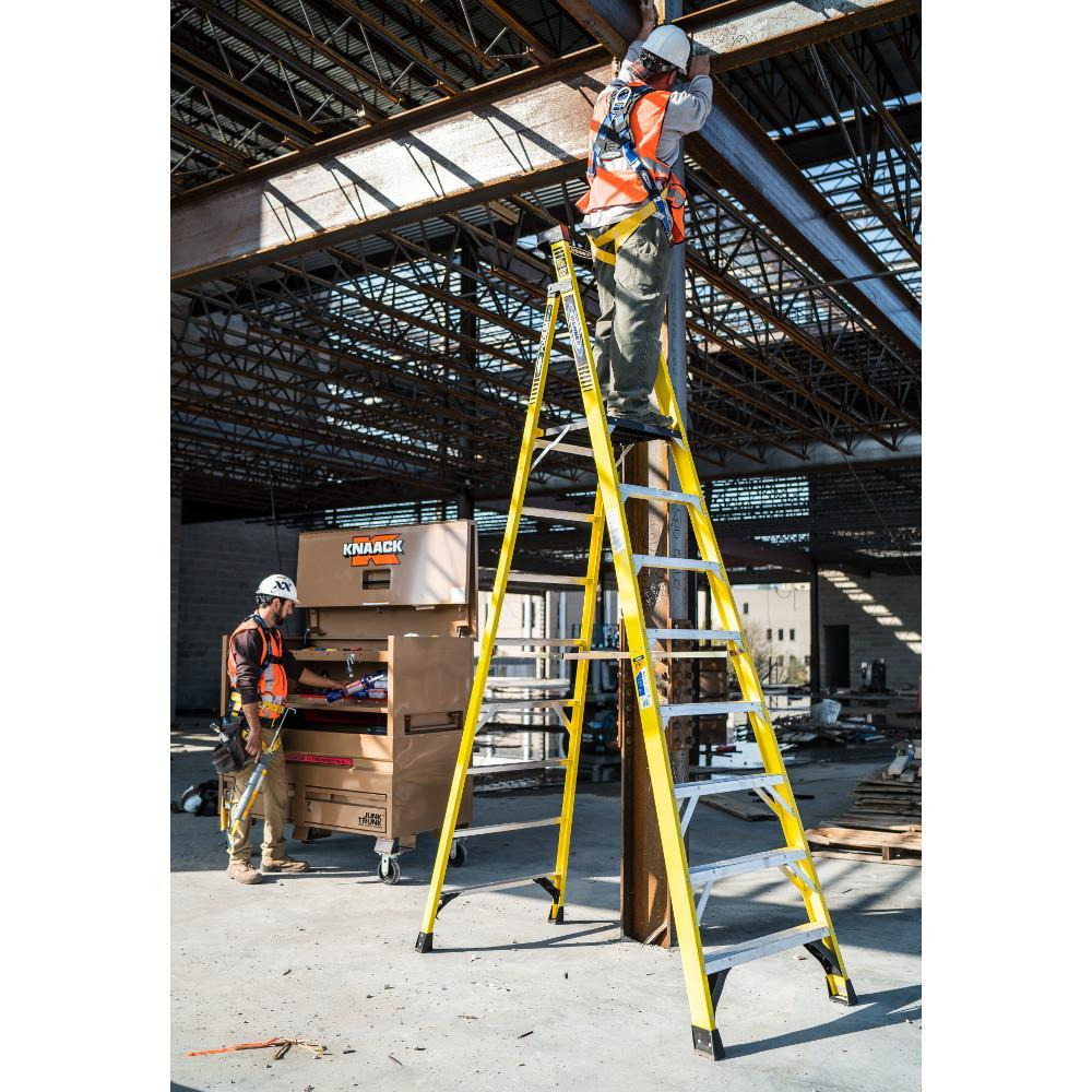 White Cap | Werner 8' Fiberglass Podium Ladder, TIAA 375 lb.